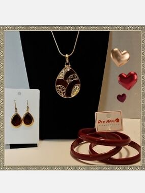 Burgandy And Gold Tone Pendant Necklace Set